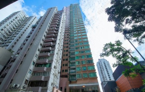 般咸道雍慧閣鄰近港鐵站交通方便  同區租客月租4.28萬元連車位承接